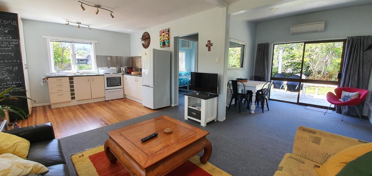 Quintessential kiwi bach Villa Oneroa Esterno foto